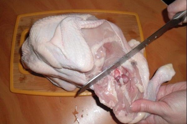 Отрезание ножки от курицы 