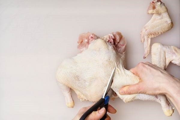 Отрезание ножки курицы 