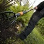 Рыхлить под кустом