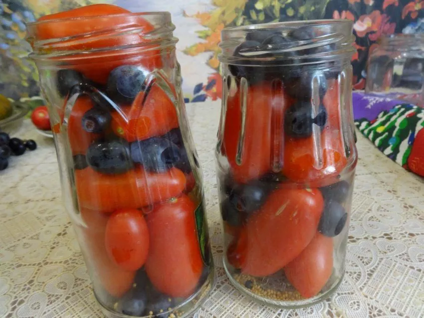 Маринованные томаты со сливами и с виноградом - рецепты из социальных сетей