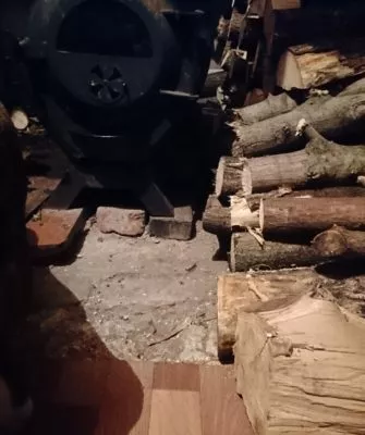Как хранить дрова, если летом не заготовили для этих целей сухое место?