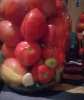 Наполнение банок помидорами