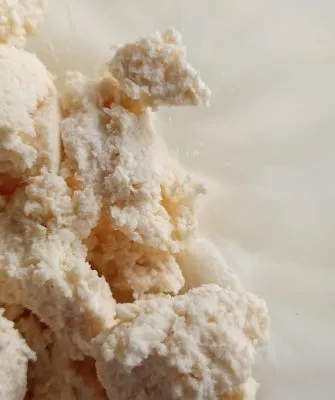 Почему творог получился жёлтым?