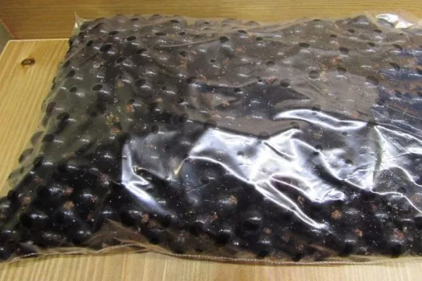 Заморозка черной смородиной