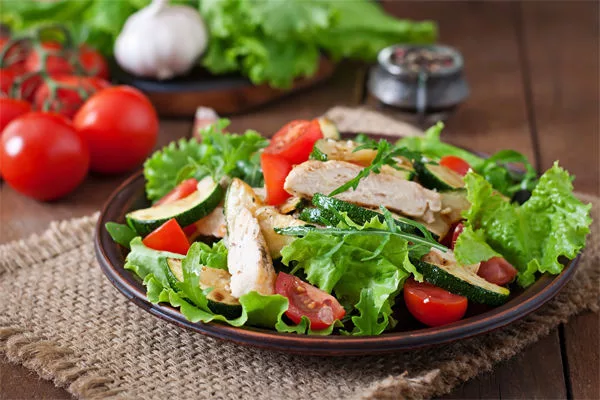 полезное блюдо с салатом