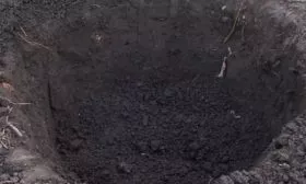 Персик Глория - посадочная яма