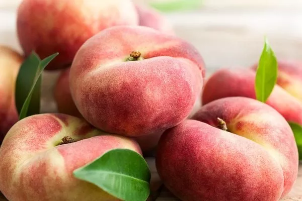 плоды персика сорта Сатурн