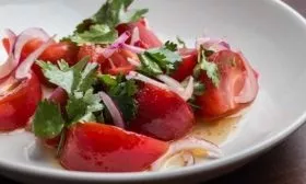 салат из розовых томатов Фатима