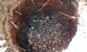 Слива Цистена - слой дренажа в посадочной яме