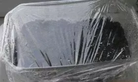 Выращивание лука джусай рассадой - укрытие семян в ящике полиэтиленом