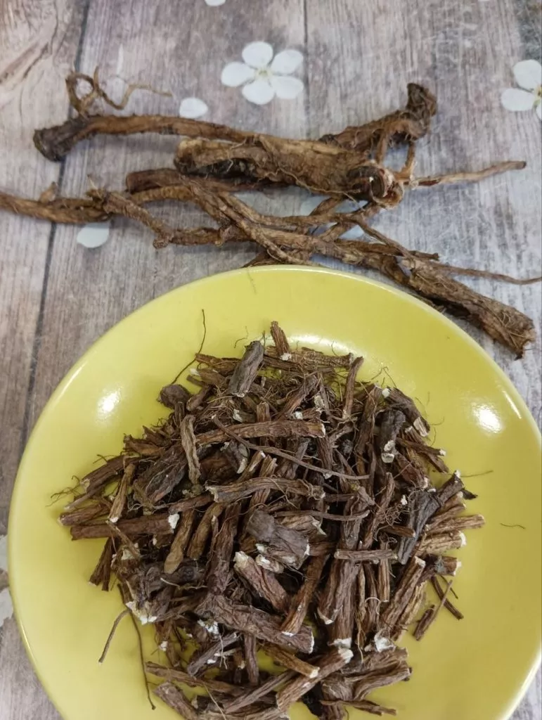 Одуванчики на даче-лекарство под ногами