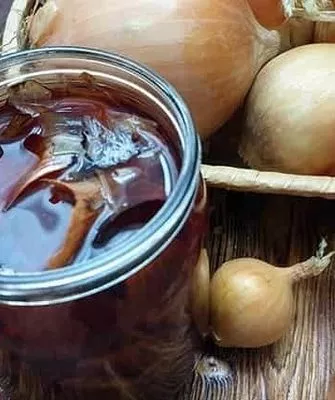 настой луковой шелухи спасает пион Кэнди страйп от вредителей