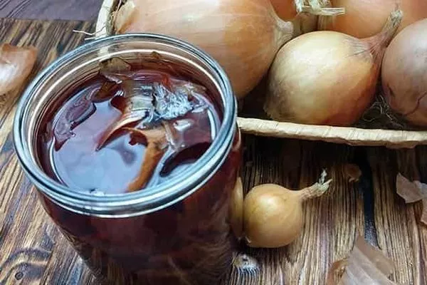 настой луковой шелухи спасает пион Кэнди страйп от вредителей