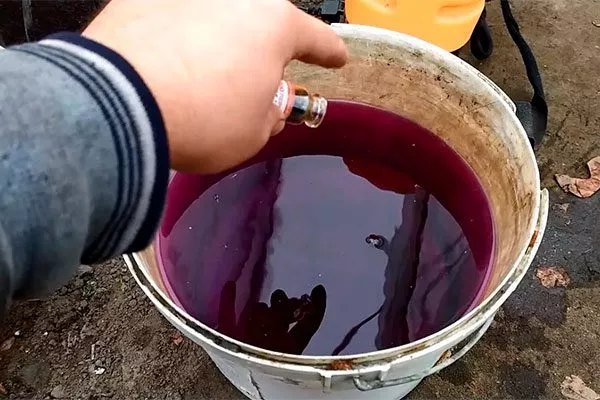 Антисептик – спиртовой раствор или марганцовка для обработки лезвий обрезка пионов5