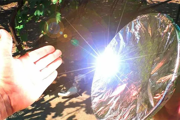 Использование отражателей и зеркал для увеличения количества света освещение для гибискуса11