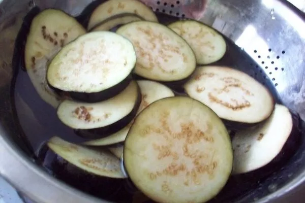 бланшировка кружочков баклажана