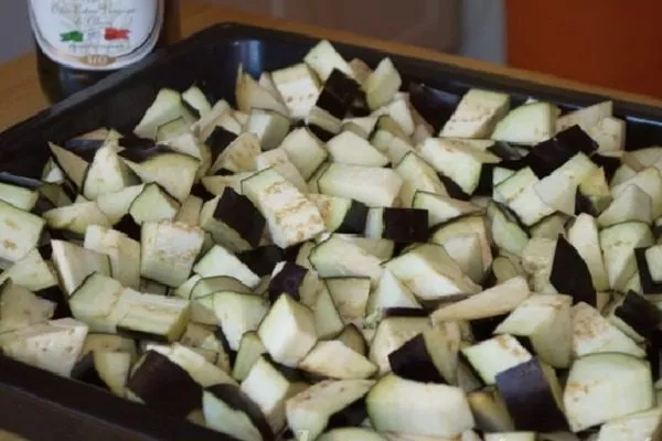 выложили нарезку на противень