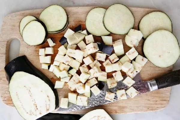 нарезать баклажаны для заморозки можно кружочками, кубиками, произвольными кусочками