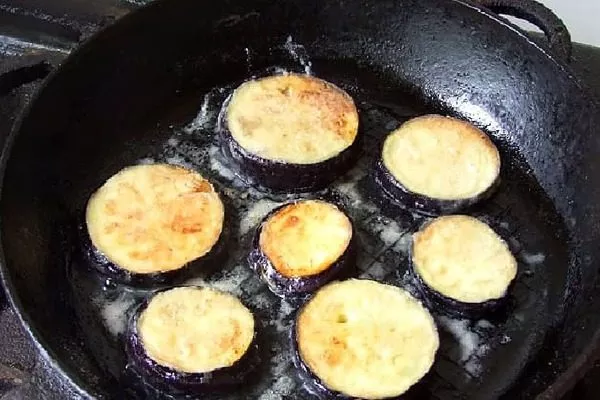 обжарка кружочков на сковороде