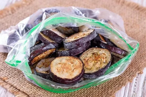 кулёк с замороженными жареными баклажанами