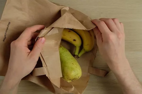 для быстрого созревания храните груши в бумажном пакете с бананами