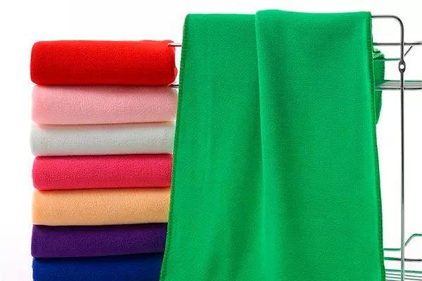 чистое полотенце или салфетка для сушки листьев как помыть фикус12