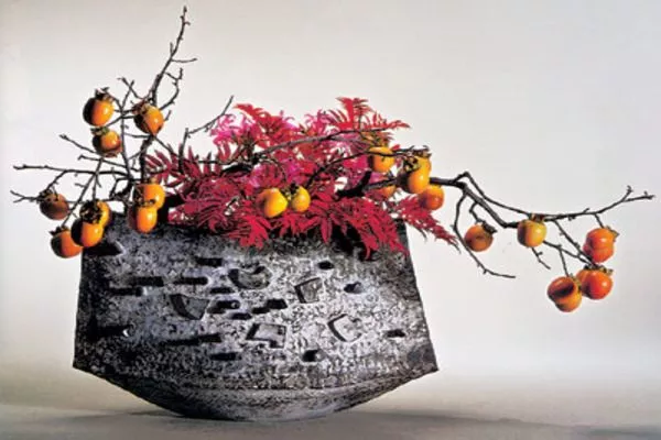 японская икебана с веточками хурмы