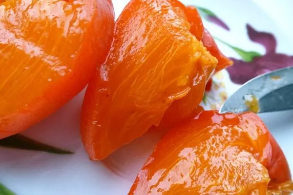 мякоть спелой хурмы нежная, сочная и тающая во рту