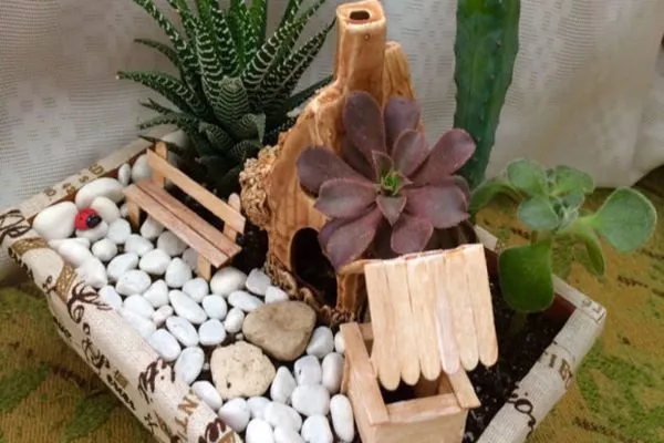 сочетание растпений, камешков и декоративных фигурок