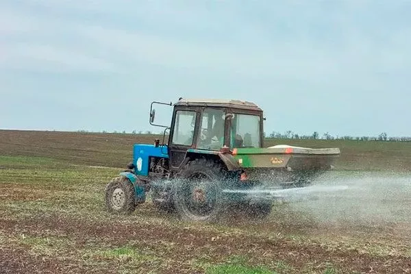 Внесение удобрений промышленный сад3