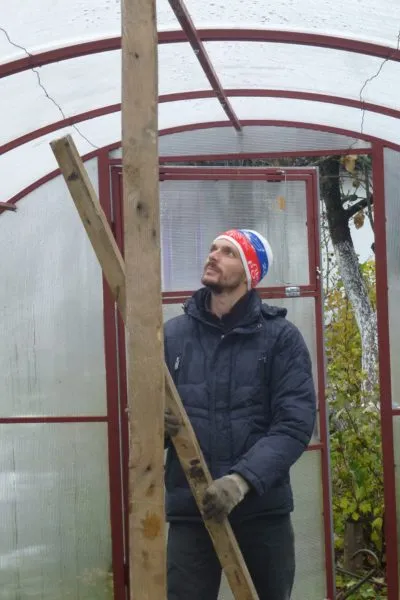 деревянная подпорка в теплице от снегопада