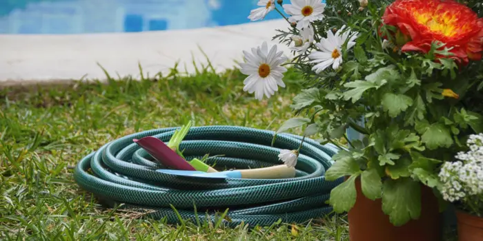 аккуратно свернутый садовый шланг