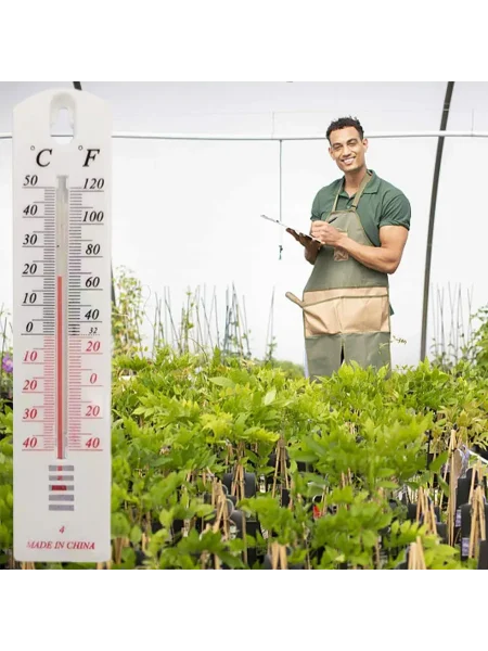 садовник смотрит на термометр