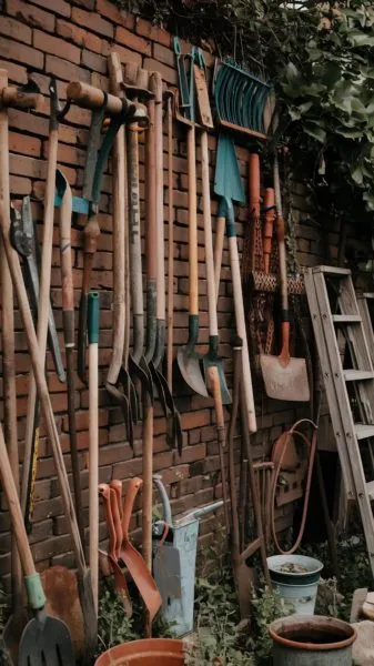 садовый инвентарь на стене гаража
