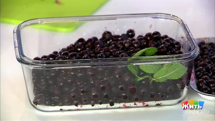 ягоды смородины на противне для заморозки