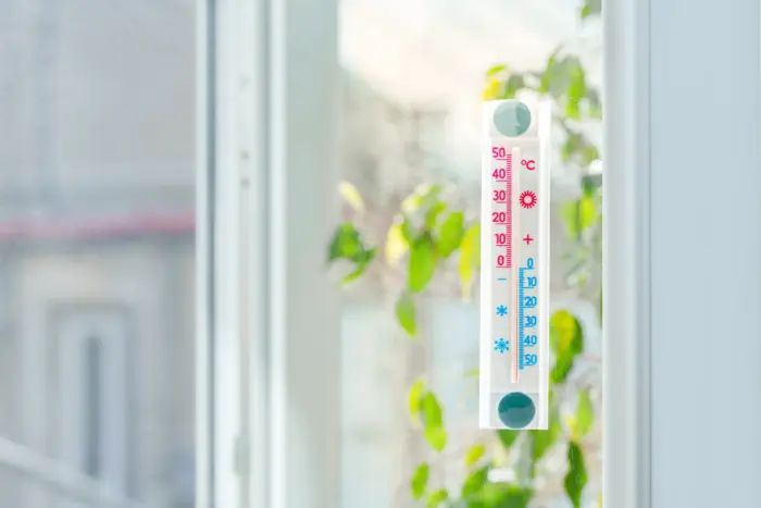 термометр и гигрометр на подоконнике