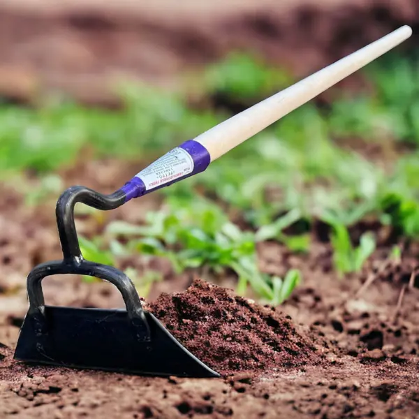 рыхление почвы тяпкой