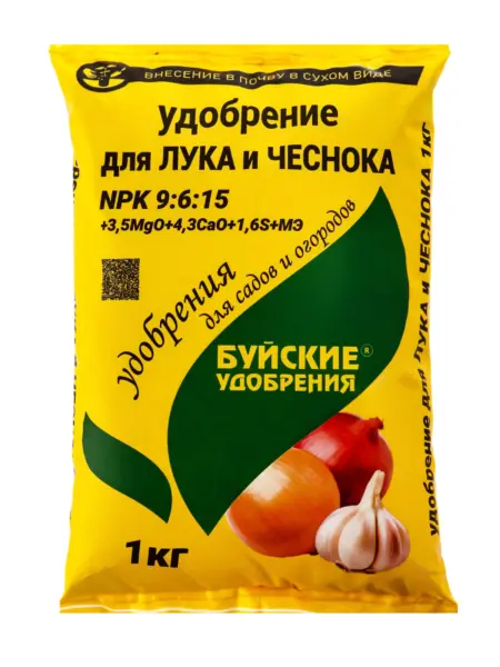 гранулы удобрения на грядке лука