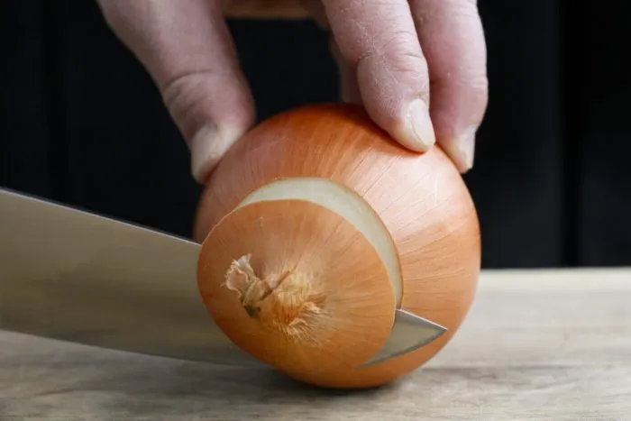 обрезка шейки луковицы ножом перед посадкой