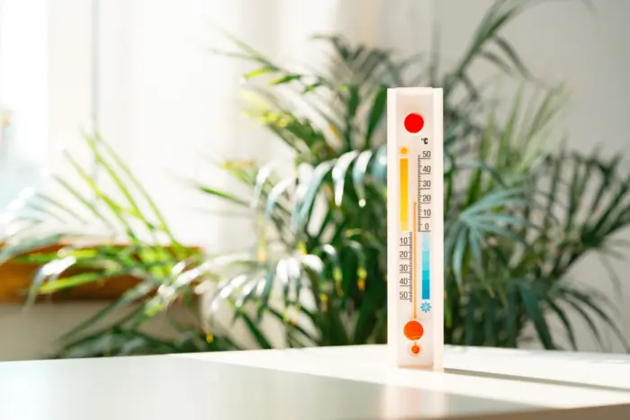 термометр и гигрометр на подоконнике