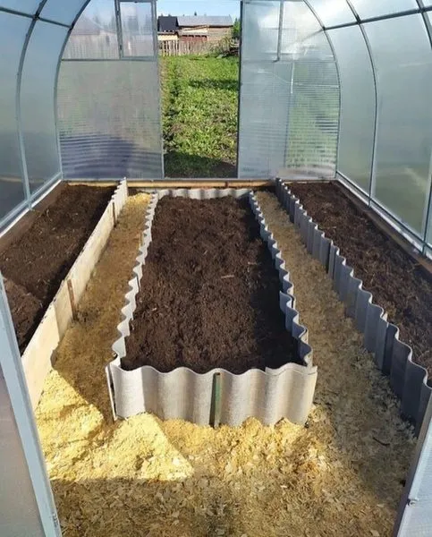 пустая теплица внутри