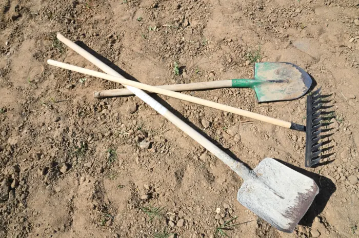 садовые вилы и грабли