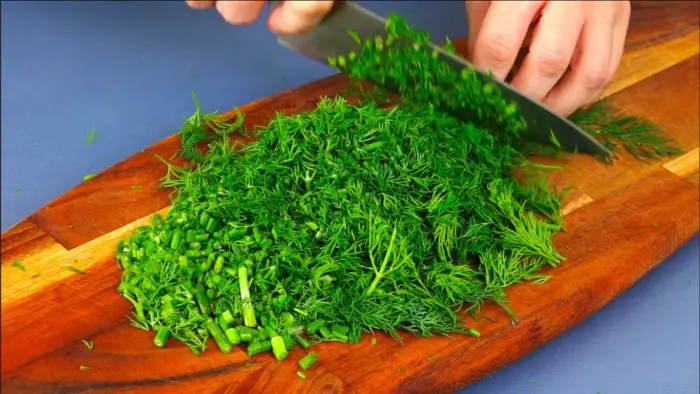 нарезанная зелень на противне