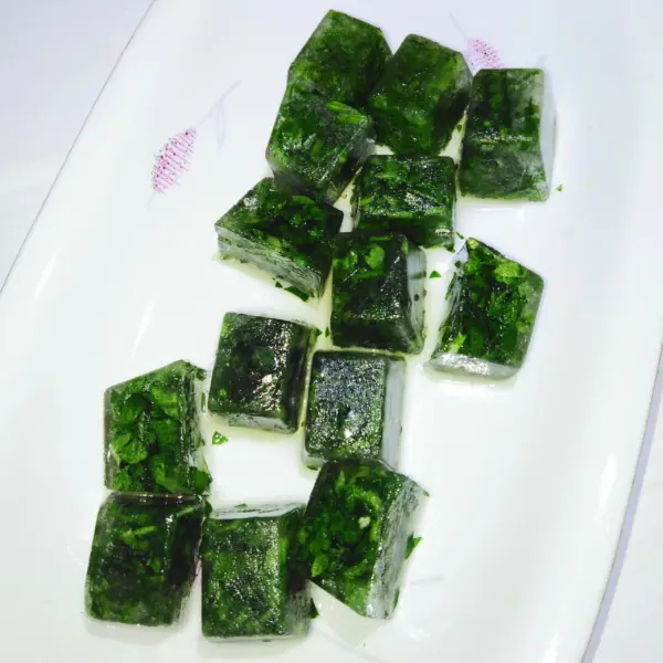 кубики льда с зеленью