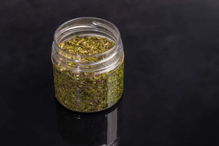 сушеная зелень в стеклянной банке